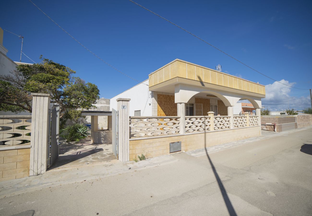 freistehendes Haus in Spiaggiabella - Zu verkaufen Villa direkt am Strand mit Garten v702