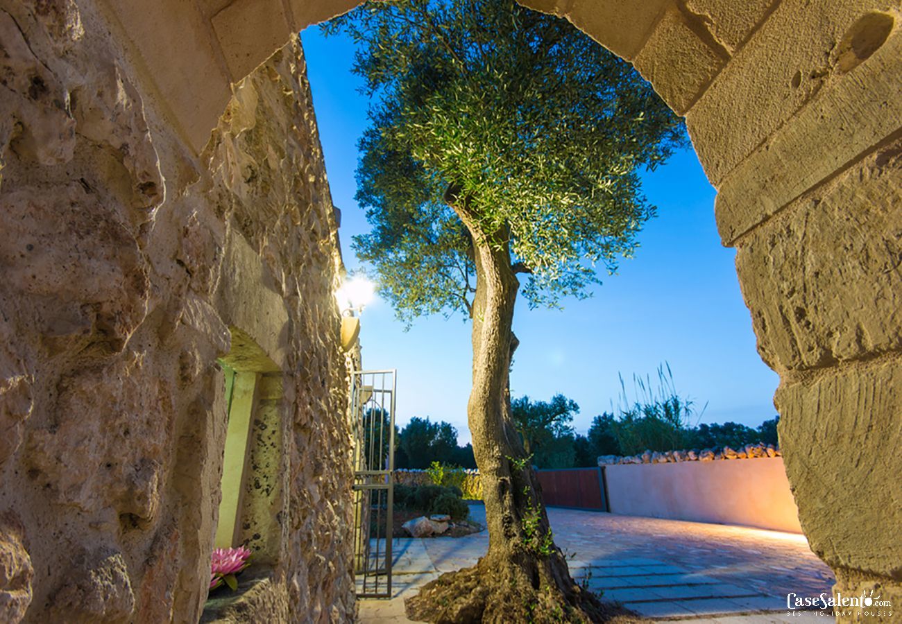 Villa à Carpignano Salentino - Authentique masseria dans les Pouilles avec piscine, jacuzzi, trulli et pajare m595