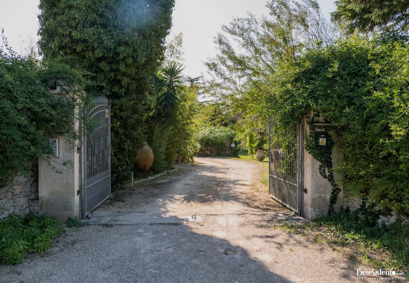 Villa à Carpignano Salentino - Villa avec piscine privée dans les Pouilles, terrain de football, 5 chambres et 5 salles de bains m400