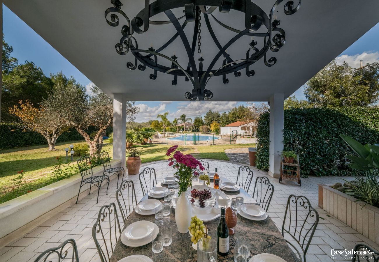 Villa à Corigliano d´Otranto - Location villa de vacances avec grande piscine privée, 5 chambres et 4 salles de bains m550