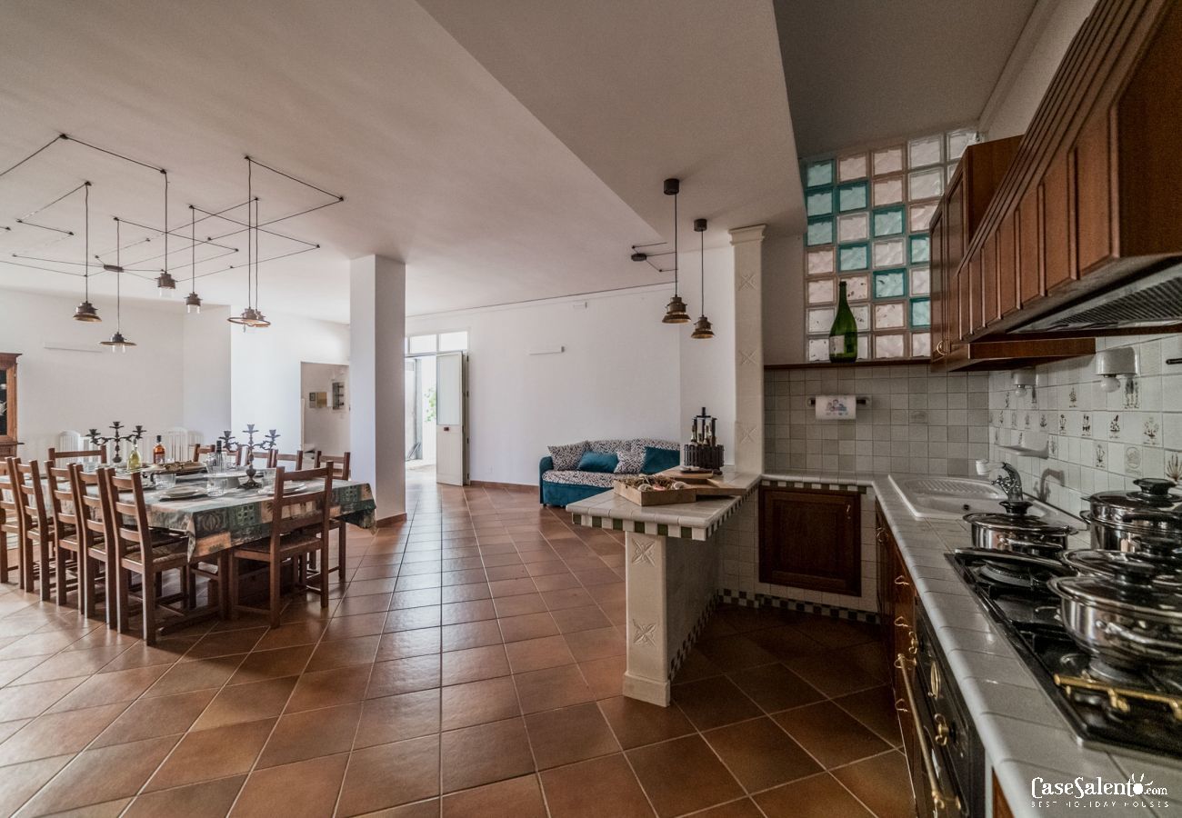 Villa à Corigliano d´Otranto - Location villa de vacances avec grande piscine privée, 5 chambres et 4 salles de bains m550