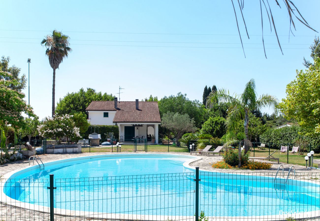 Villa à Corigliano d´Otranto - Location villa de vacances avec grande piscine privée, 5 chambres et 4 salles de bains m550