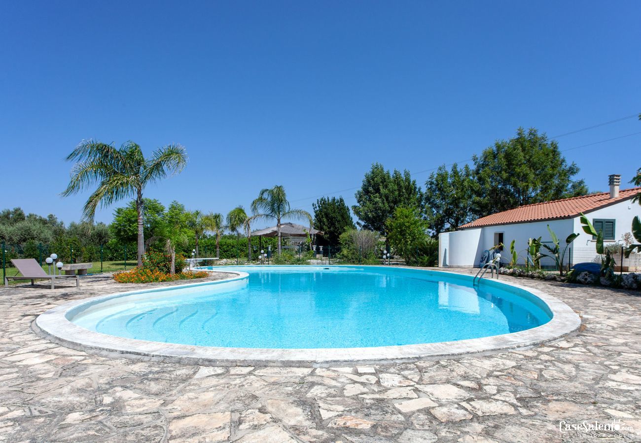 Villa à Corigliano d´Otranto - Location villa de vacances avec grande piscine privée, 5 chambres et 4 salles de bains m550