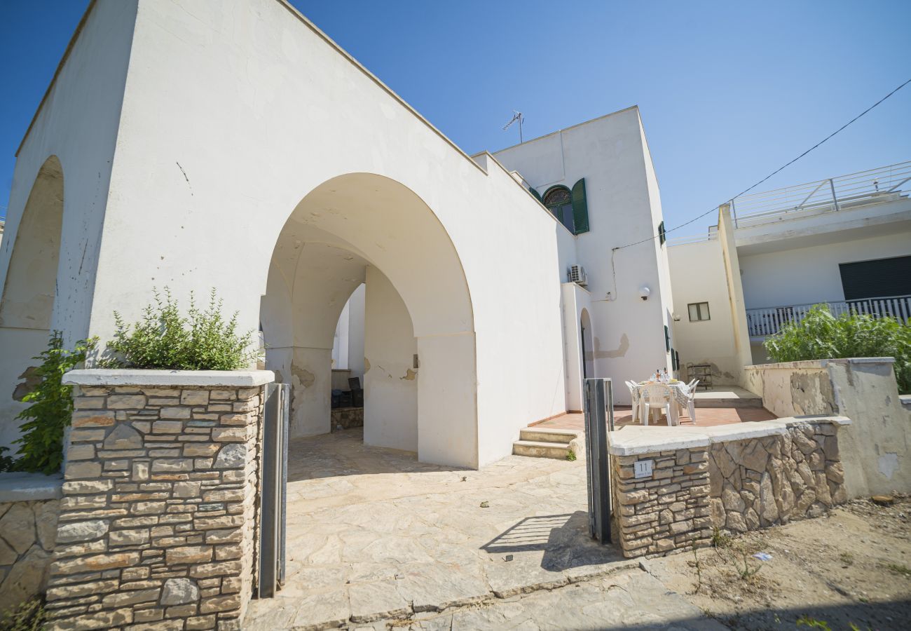 Chalet à Lido Marini - Villa pieds dans l'eau avec vue mer, sable fin v780