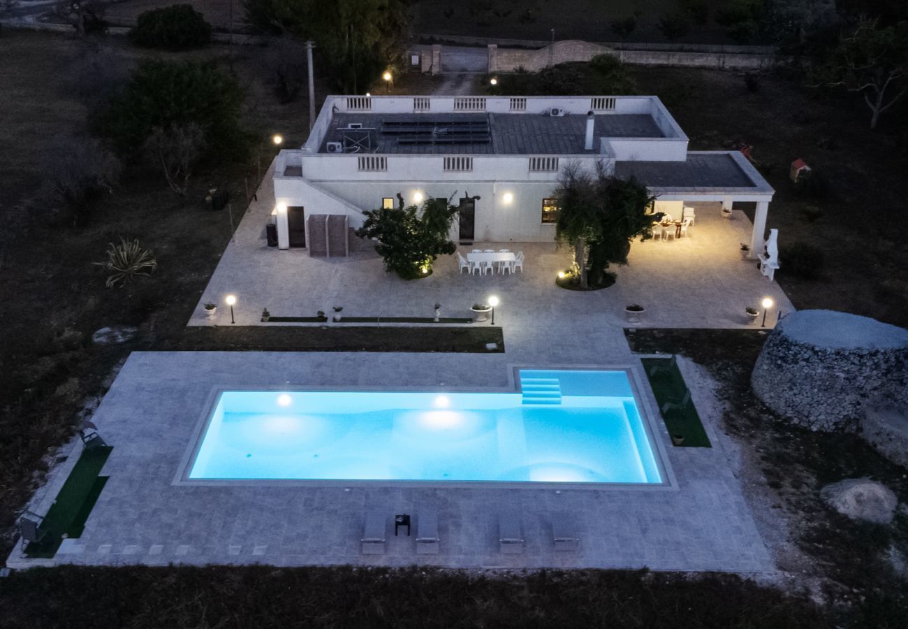 villa à Carpignano Salentino - Villa piscine jardin trulli puits photovoltaïque v900