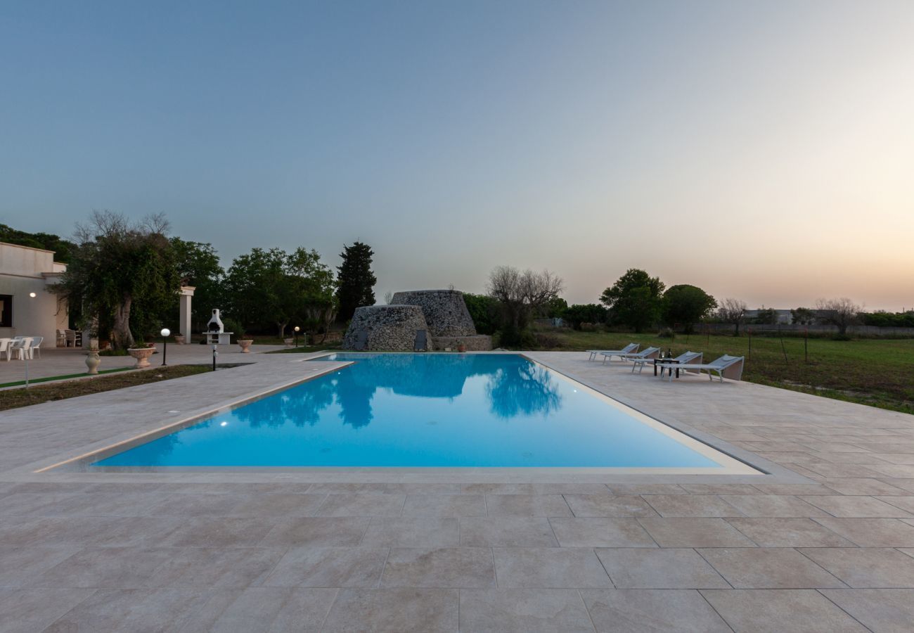 villa à Carpignano Salentino - Villa piscine jardin trulli puits photovoltaïque v900