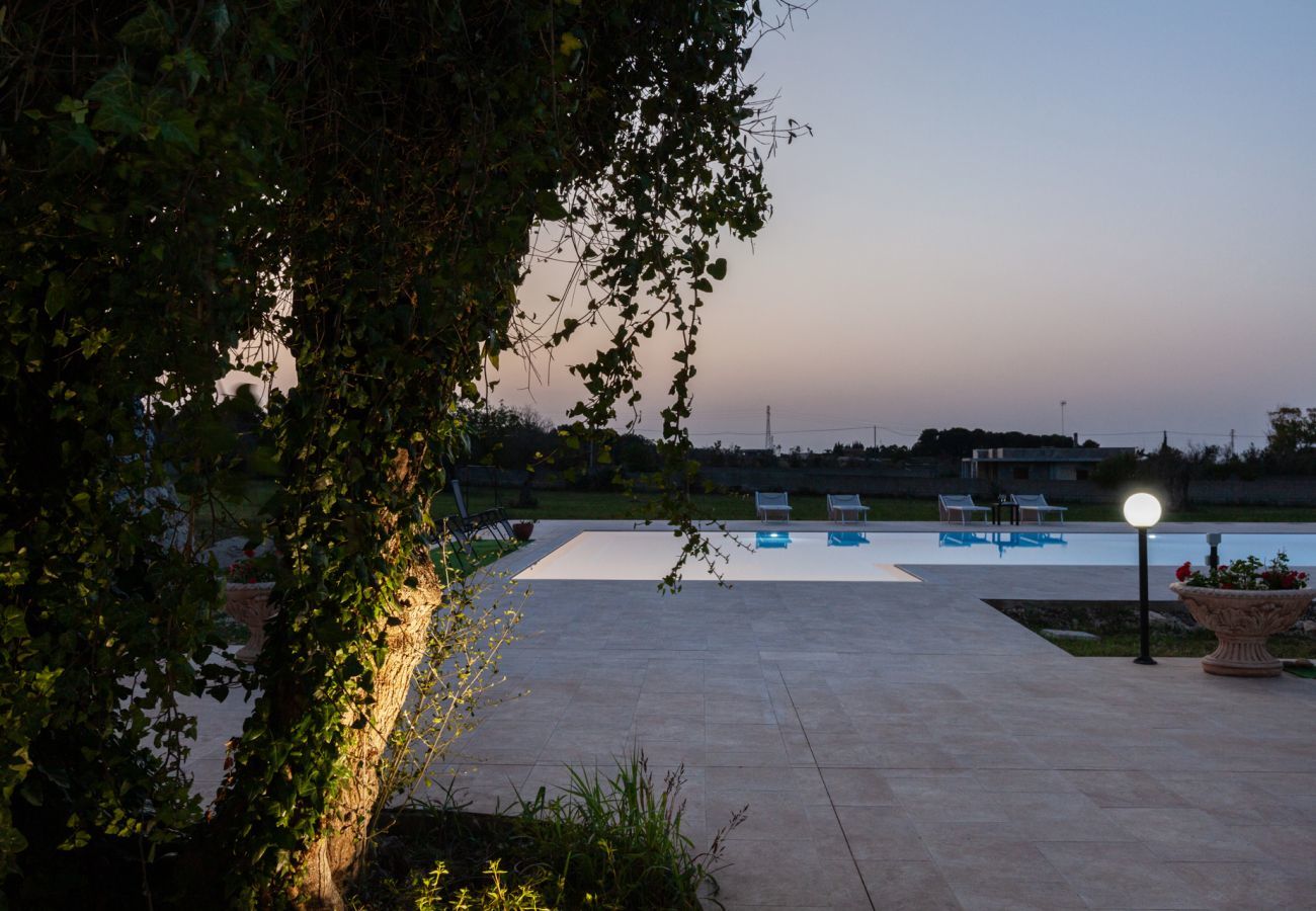 villa à Carpignano Salentino - Villa piscine jardin trulli puits photovoltaïque v900