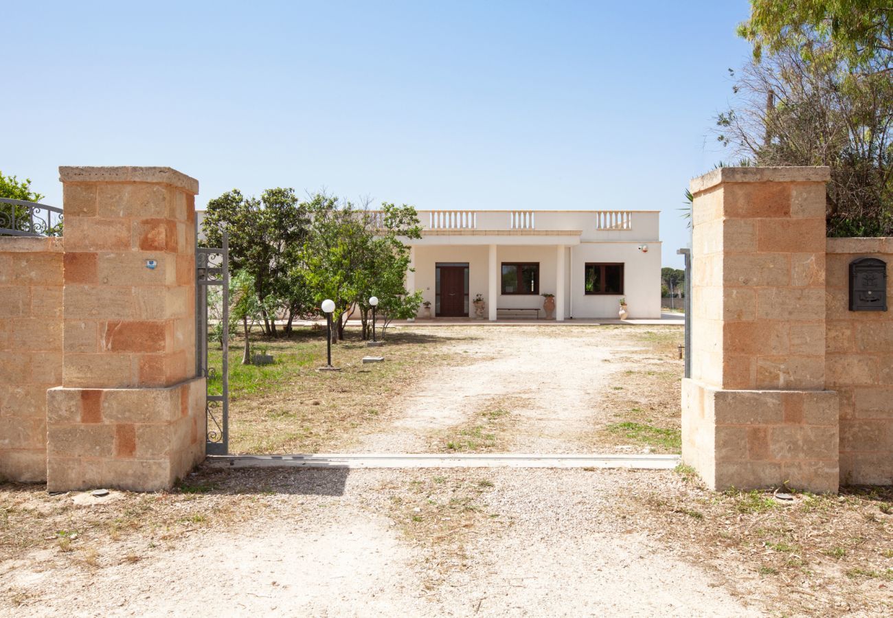 villa à Carpignano Salentino - Villa piscine jardin trulli puits photovoltaïque v900