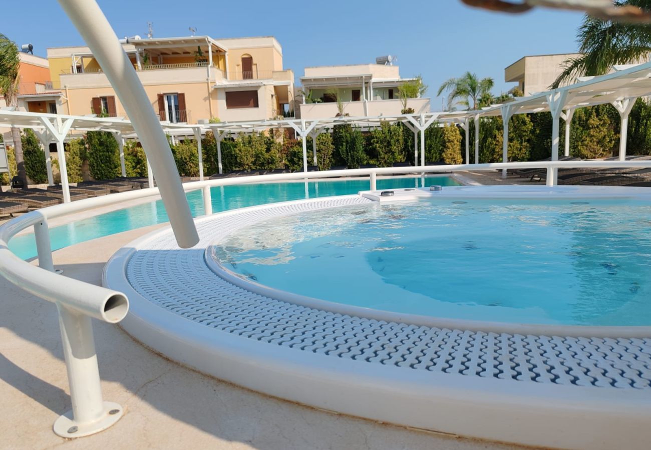 Appartement à Torre Lapillo - Je vends une maison sur les plages de Torre Lapillo et une piscine v201